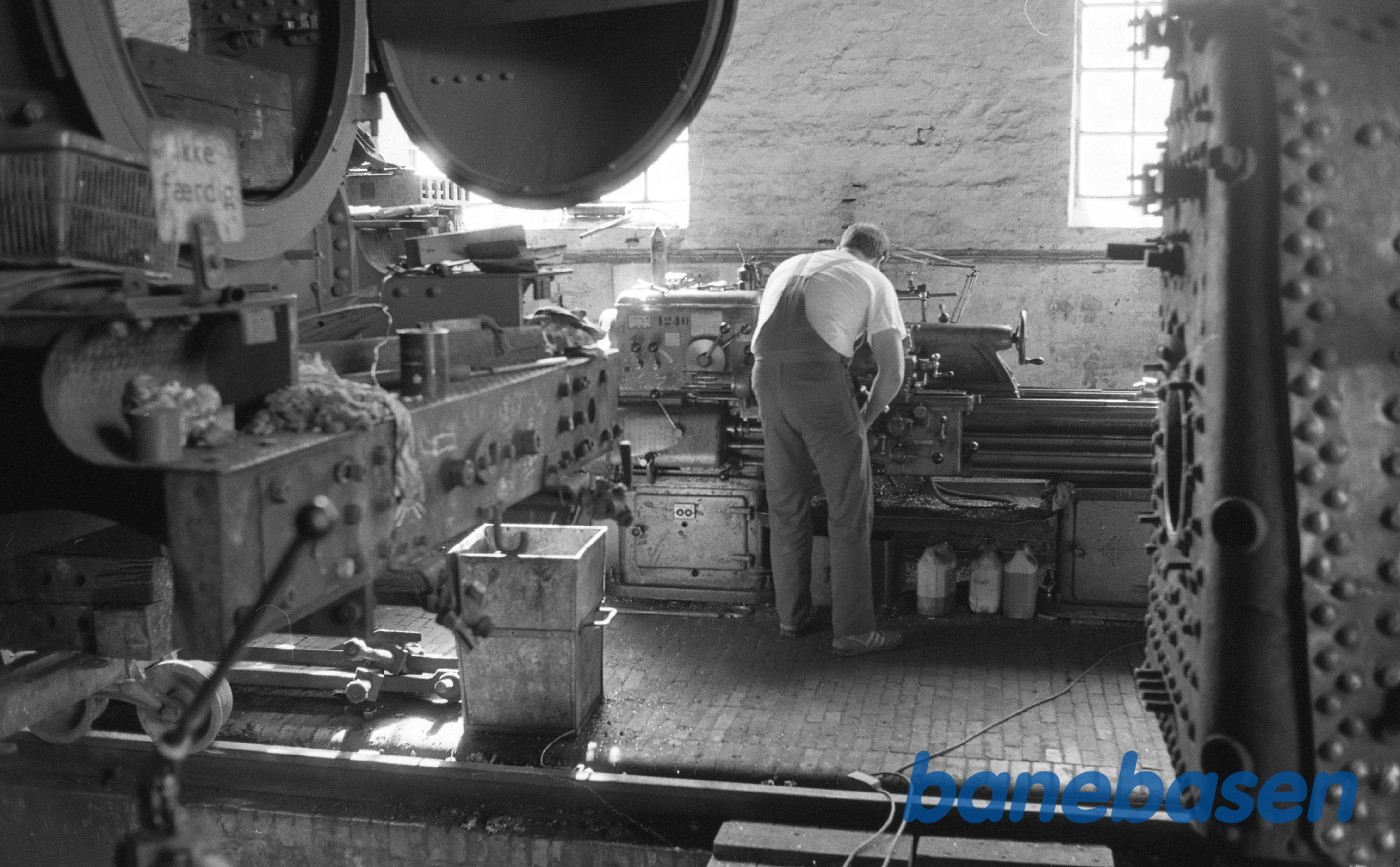 Maskinarbejde ved drejebænk i Rungsted Maskinarbejde ved drejebænk i Rungsted