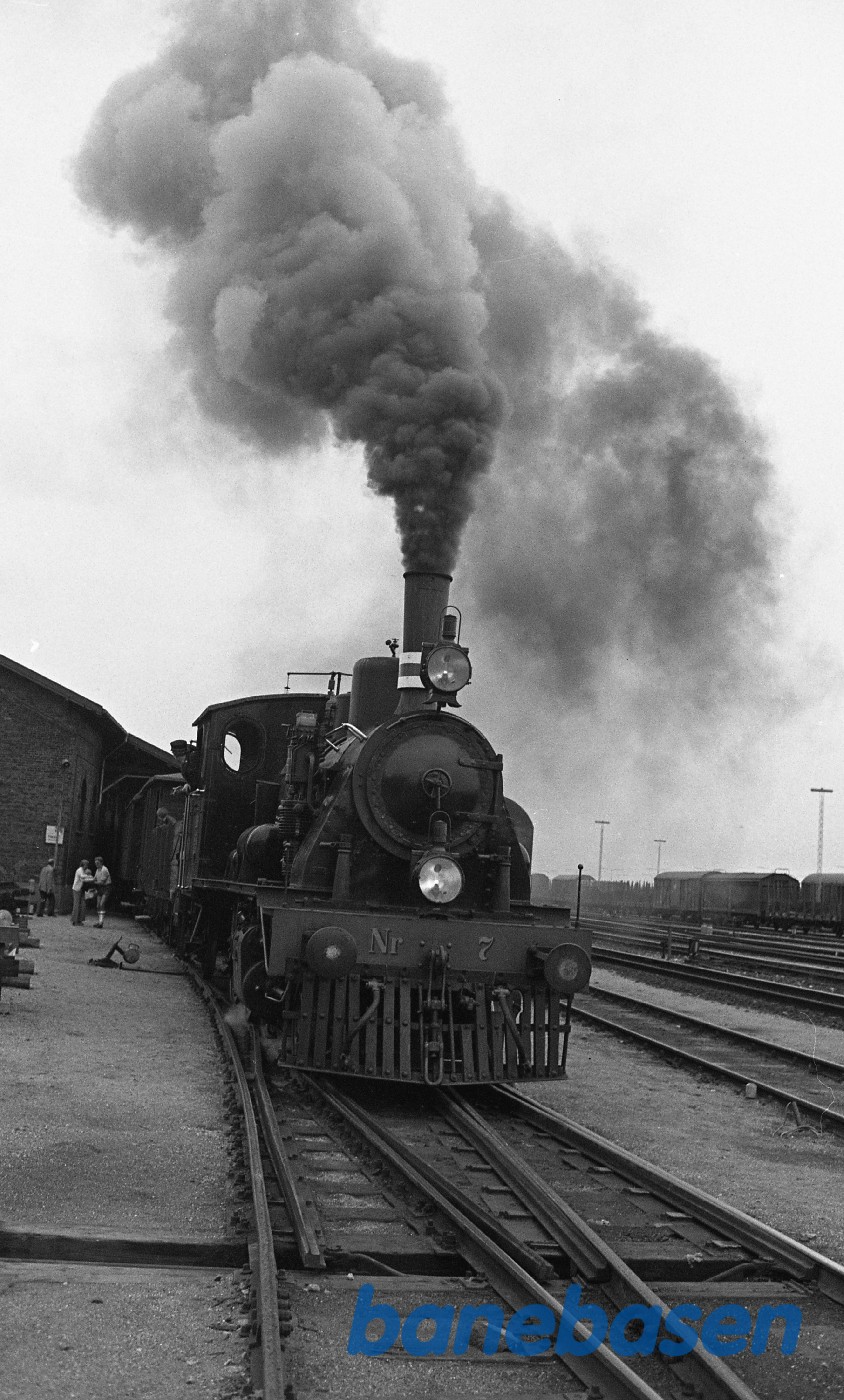 ØSJS 7 med tog på Helsingør station pakhus 1 sporet ØSJS 7 med tog på Helsingør station pakhus 1 sporet