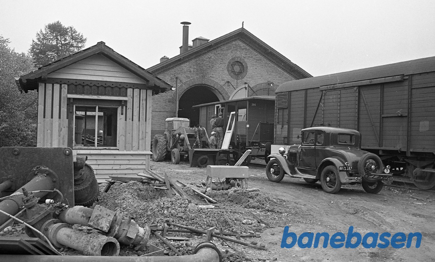 Rungsted remise mens det lille hus opføres + Peter Rolands Ford A Rungsted remise mens det lille hus opføres + Peter Rolands Ford A