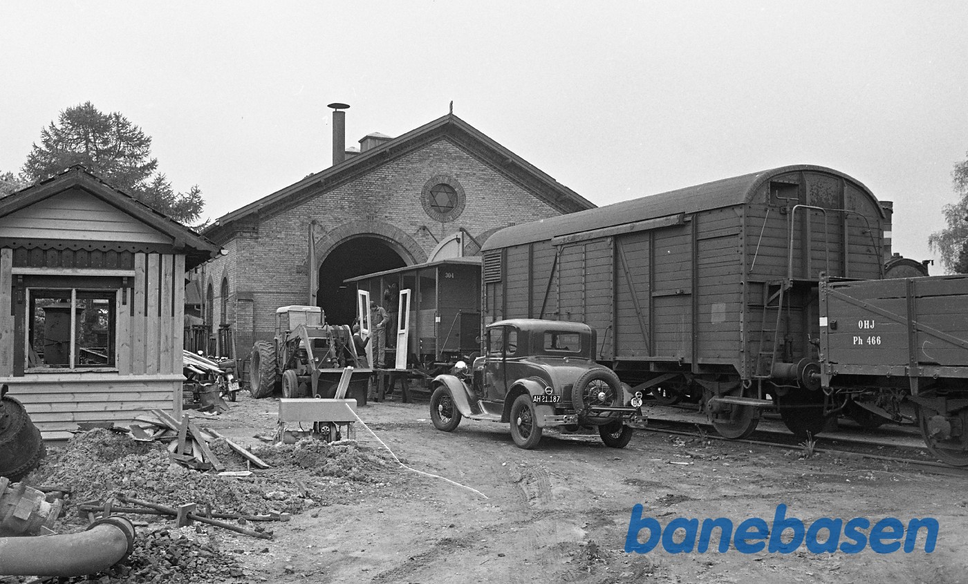 Rungsted remise mens det lille hus opføres + Peter Rolands Ford A Rungsted remise mens det lille hus opføres + Peter Rolands Ford A