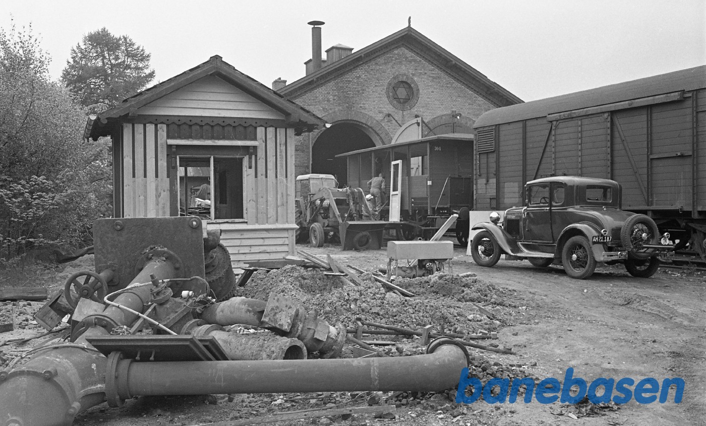 Rungsted remise mens det lille hus opføres + Peter Rolands Ford A Rungsted remise mens det lille hus opføres + Peter Rolands Ford A