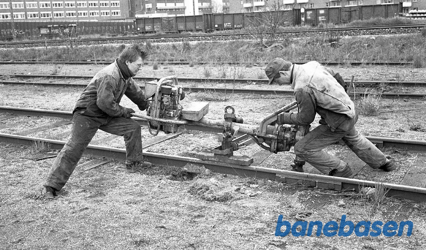 Sporarbejde på Nøl, hvor sporrammerne skal tages op og køres til Fredensborg Sporarbejde på Nøl, hvor sporrammerne skal tages op og køres til Fredensborg