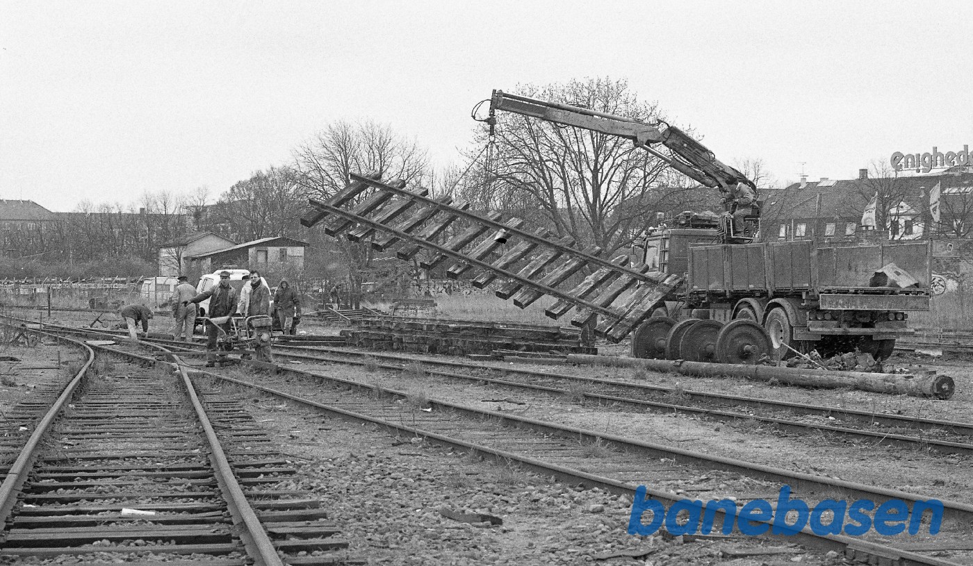 Sporarbejde på Nøl, hvor sporrammerne skal tages op og køres til Fredensborg Sporarbejde på Nøl, hvor sporrammerne skal tages op og køres til Fredensborg