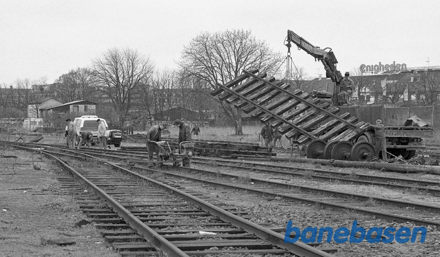 Sporarbejde på Nøl, hvor sporrammerne skal tages op og køres til Fredensborg Sporarbejde på Nøl, hvor sporrammerne skal tages op og køres til Fredensborg