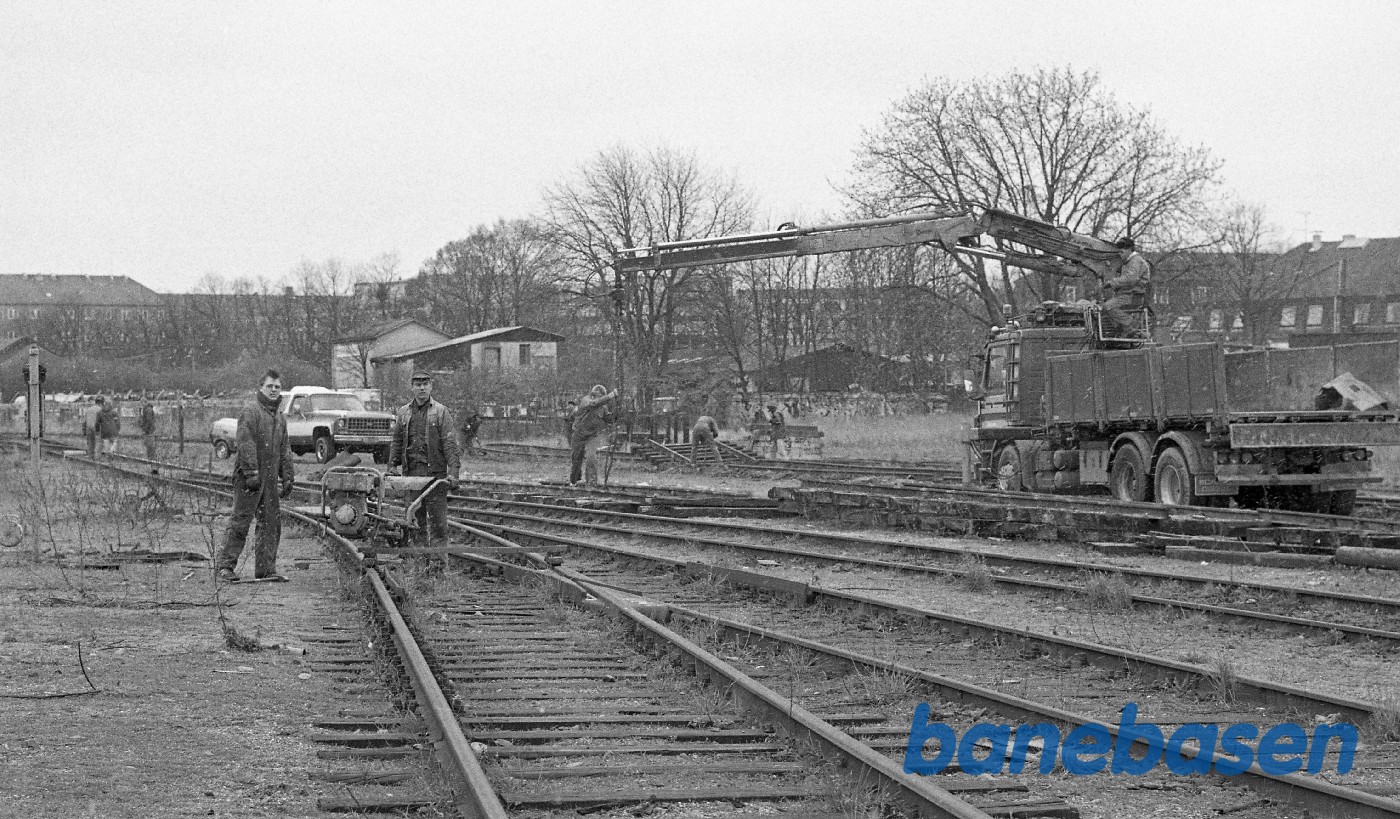 Sporarbejde på Nøl, hvor sporrammerne skal tages op og køres til Fredensborg Sporarbejde på Nøl, hvor sporrammerne skal tages op og køres til Fredensborg