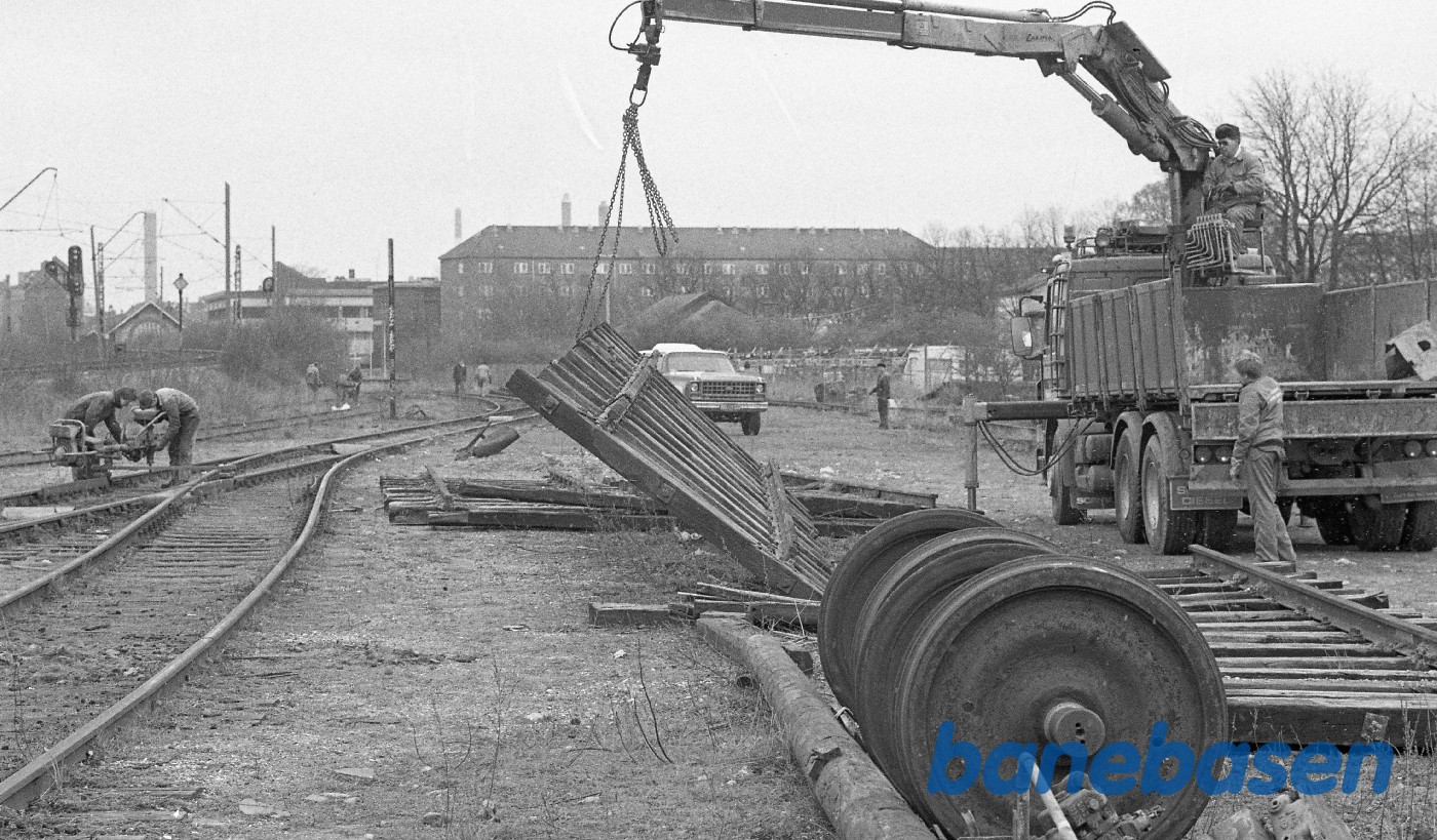 Sporarbejde på Nøl, hvor sporrammerne skal tages op og køres til Fredensborg Sporarbejde på Nøl, hvor sporrammerne skal tages op og køres til Fredensborg