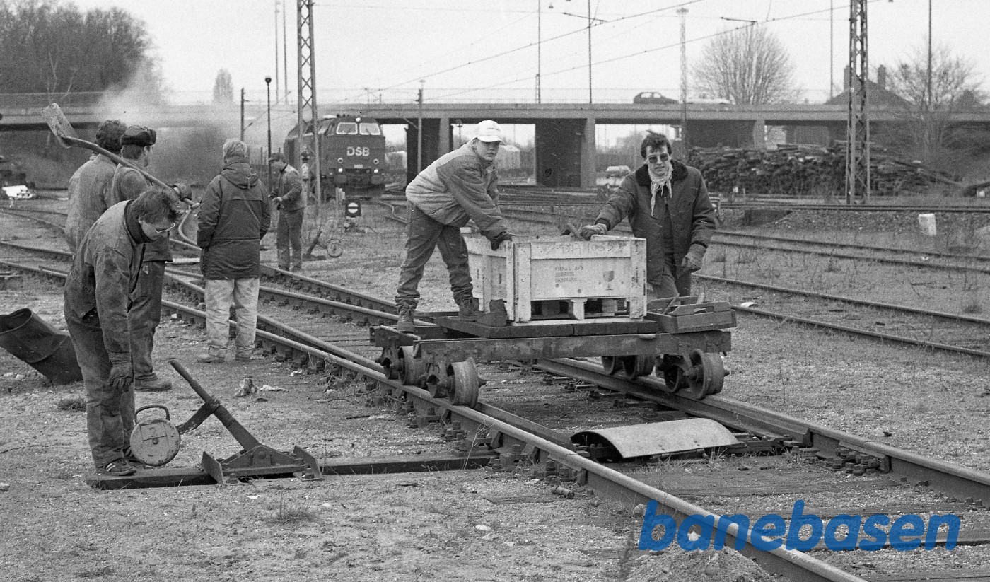 Sporarbejde på Nøl, hvor sporrammerne skal tages op og køres til Fredensborg Sporarbejde på Nøl, hvor sporrammerne skal tages op og køres til Fredensborg