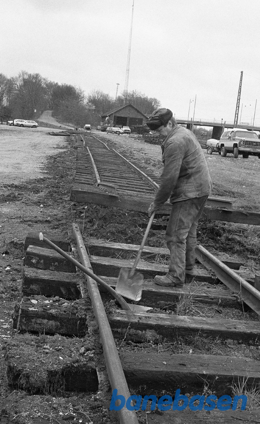 Sporarbejde på Nøl, hvor sporrammerne skal tages op og køres til Fredensborg Sporarbejde på Nøl, hvor sporrammerne skal tages op og køres til Fredensborg