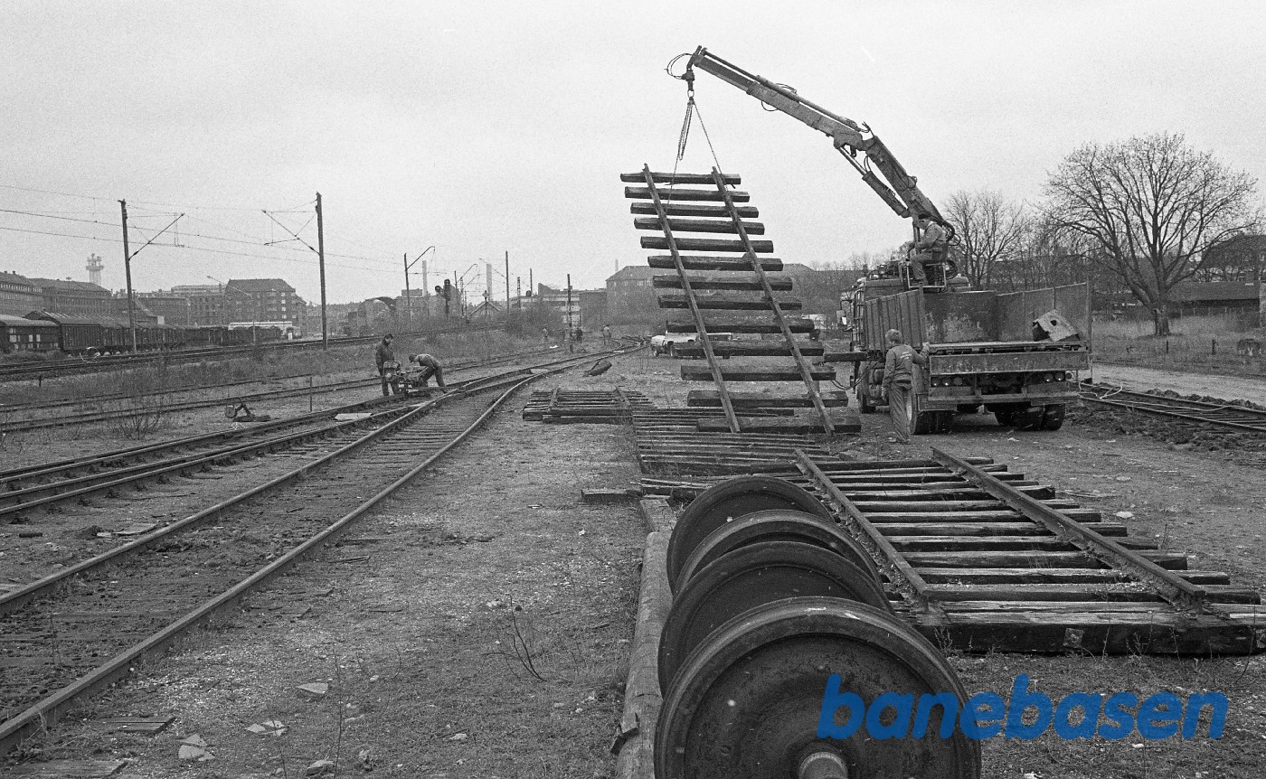 Sporarbejde på Nøl, hvor sporrammerne skal tages op og køres til Fredensborg Sporarbejde på Nøl, hvor sporrammerne skal tages op og køres til Fredensborg