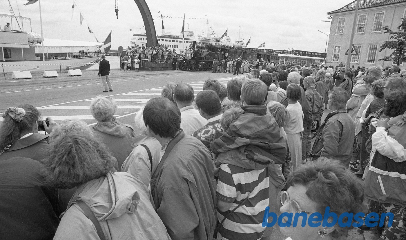 HKH Prins Henriks 60 års fødselsdag man afventer toget på kajen HKH Prins Henriks 60 års fødselsdag man afventer toget på kajen