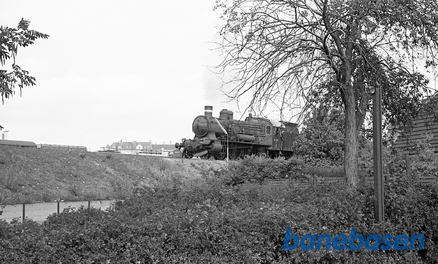 Forspandskørsel med P og C. De allersidste to damplokomotiver forlader for altid Københavns store remise, her ved det gule palæ. Forspandskørsel med P og C. De allersidste to damplokomotiver forlader for altid Københavns store remise, her ved det gule palæ.