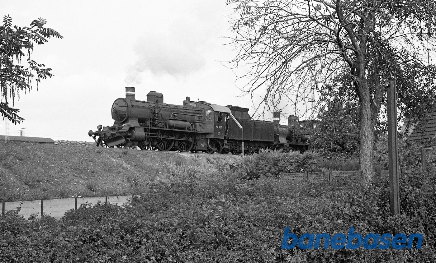 Forspandskørsel med P og C. De allersidste to damplokomotiver forlader for altid Københavns store remise, her ved det gule palæ. Forspandskørsel med P og C. De allersidste to damplokomotiver forlader for altid Københavns store remise, her ved det gule palæ.