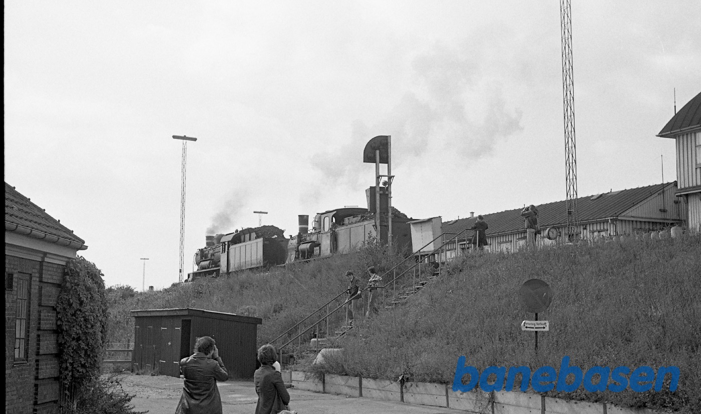 Forspandskørsel med P og C. De allersidste to damplokomotiver forlader for altid Københavns store remise, her ved det gule palæ. Forspandskørsel med P og C. De allersidste to damplokomotiver forlader for altid Københavns store remise, her ved det gule palæ.