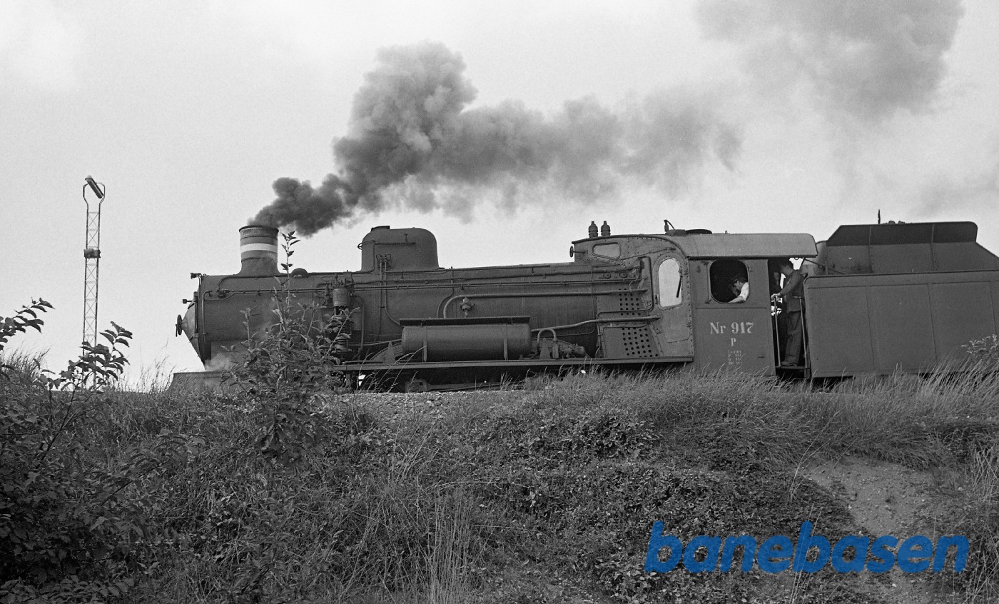 Forspandskørsel med P og C. De allersidste to damplokomotiver forlader for altid Københavns store remise, her ved det gule palæ. Forspandskørsel med P og C. De allersidste to damplokomotiver forlader for altid Københavns store remise, her ved det gule palæ.