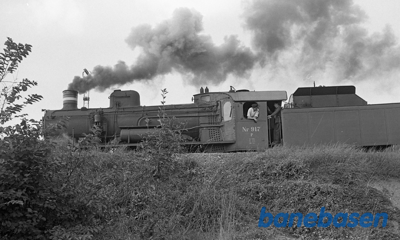 Forspandskørsel med P og C. De allersidste to damplokomotiver forlader for altid Københavns store remise, her ved det gule palæ. Forspandskørsel med P og C. De allersidste to damplokomotiver forlader for altid Københavns store remise, her ved det gule palæ.