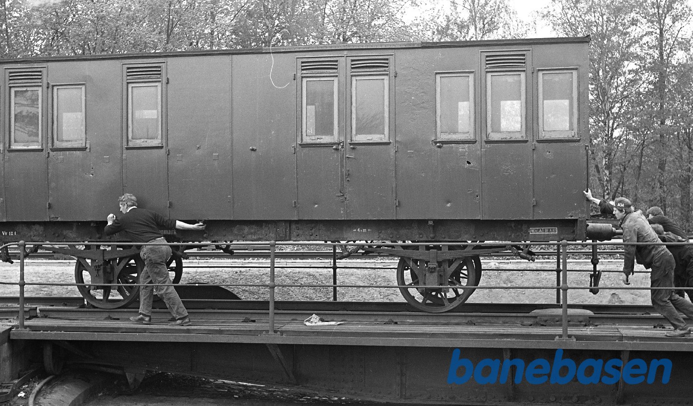 Håndrangering med gammel kupé personvogn fra SFJ Håndrangering med gammel kupé personvogn fra SFJ