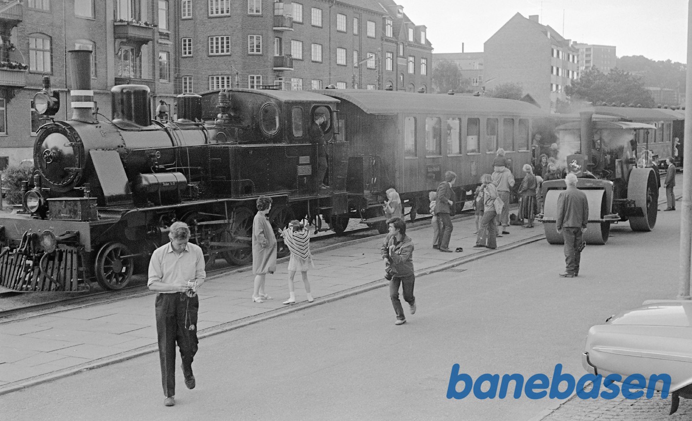 Damptromle på Grønnehave station - ØSJS 7 i baggrunden Damptromle på Grønnehave station - ØSJS 7 i baggrunden
