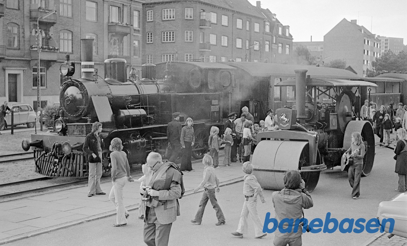 Damptromle på Grønnehave station - ØSJS 7 i baggrunden Damptromle på Grønnehave station - ØSJS 7 i baggrunden