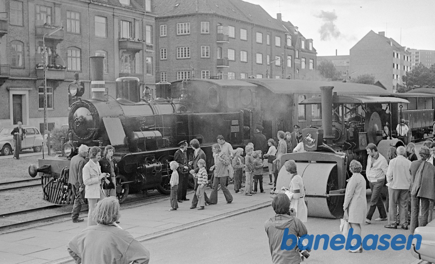 Damptromle på Grønnehave station - ØSJS 7 i baggrunden Damptromle på Grønnehave station - ØSJS 7 i baggrunden