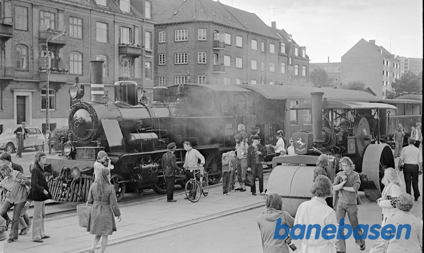 Damptromle på Grønnehave station - ØSJS 7 i baggrunden Damptromle på Grønnehave station - ØSJS 7 i baggrunden