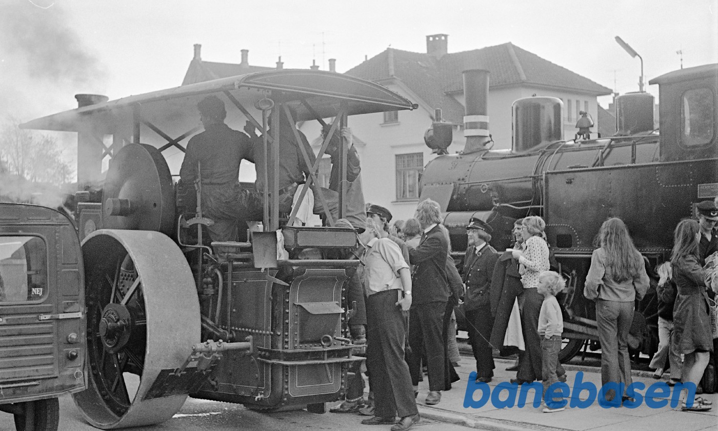 Damptromle på Grønnehave station - ØSJS 7 i baggrunden Damptromle på Grønnehave station - ØSJS 7 i baggrunden