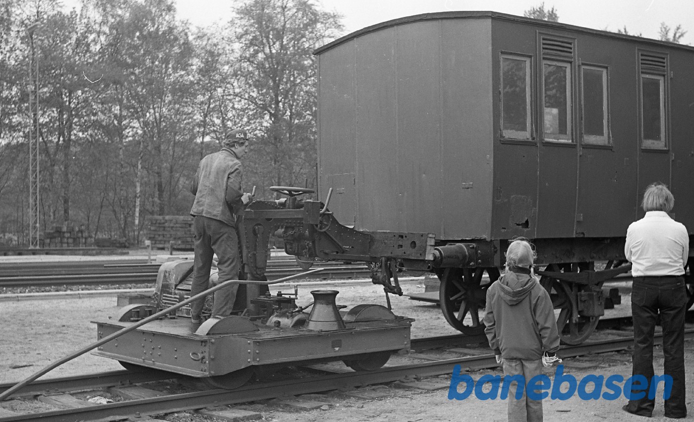 Rangering med ØG 18 og gammel personvogn fra SFJ i Rungsted Rangering med ØG 18 og gammel personvogn fra SFJ i Rungsted