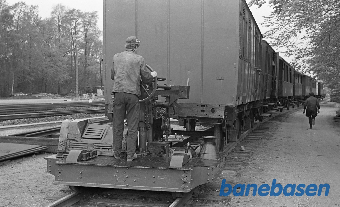 Rangering med ØG 18 og gammel personvogn fra SFJ i Rungsted Rangering med ØG 18 og gammel personvogn fra SFJ i Rungsted