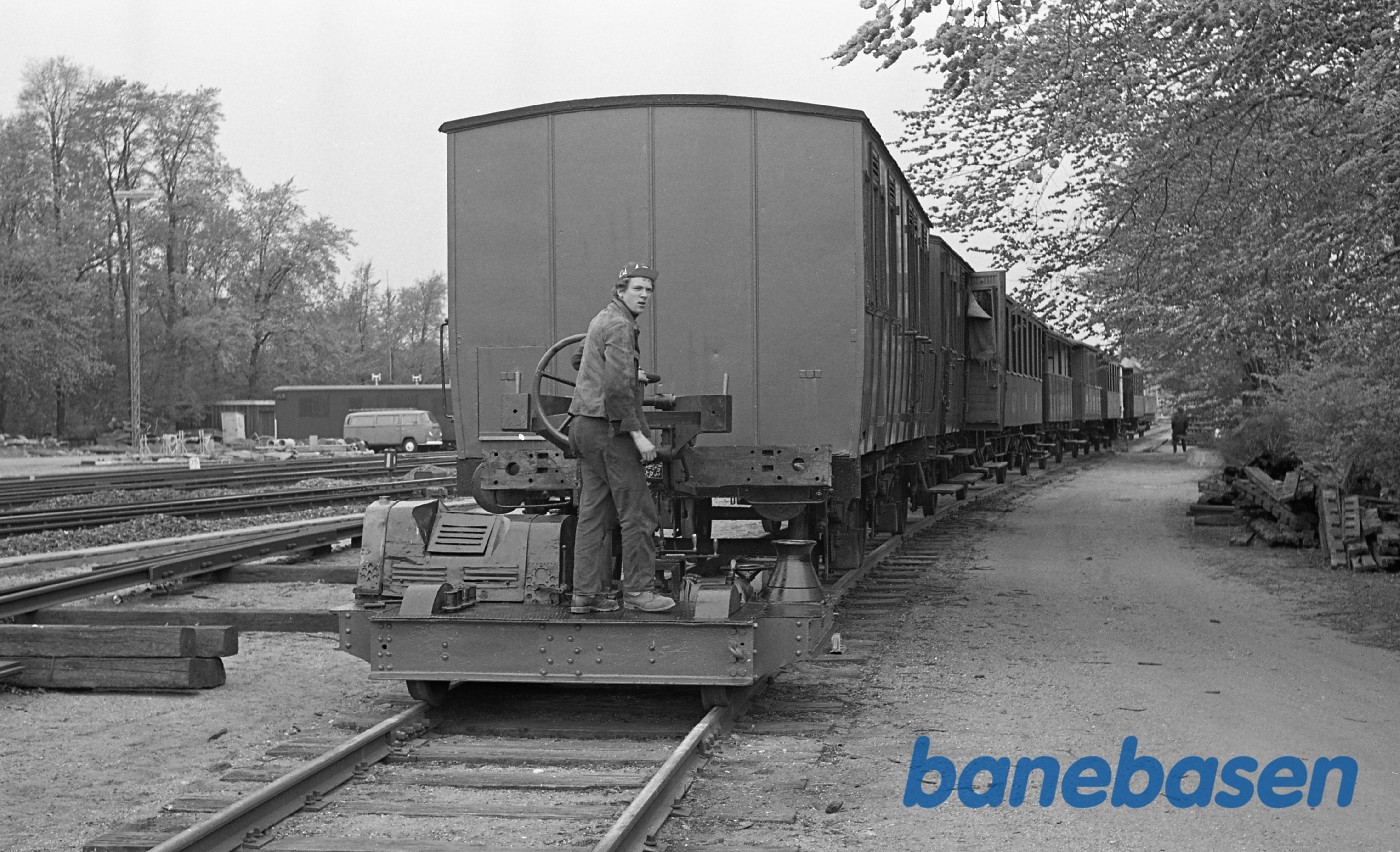 Rangering med ØG 18 og gammel personvogn fra SFJ i Rungsted Rangering med ØG 18 og gammel personvogn fra SFJ i Rungsted