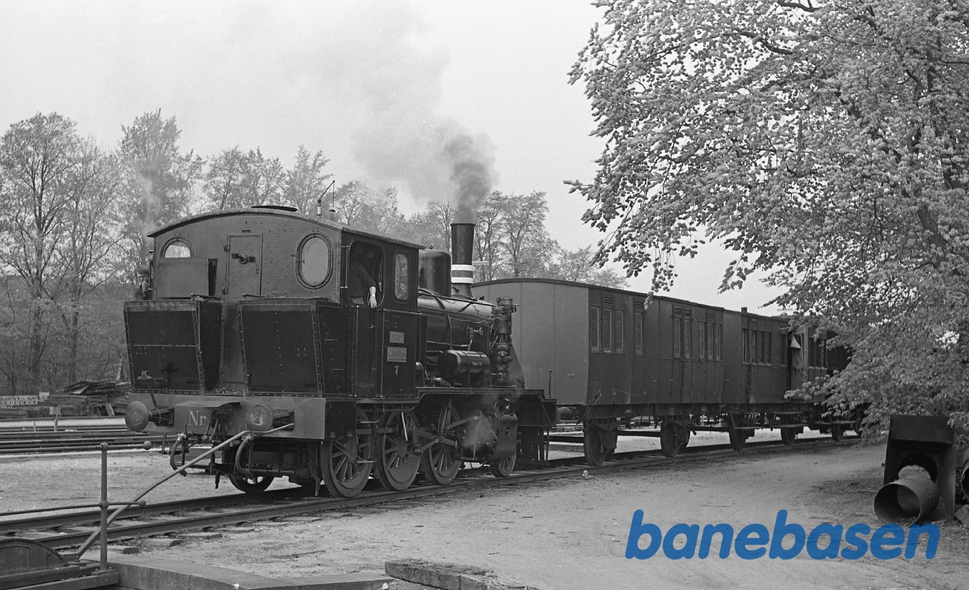 Rangering med ØSJS 7 og gammel personvogn fra SFJ i Rungsted Rangering med ØSJS 7 og gammel personvogn fra SFJ i Rungsted