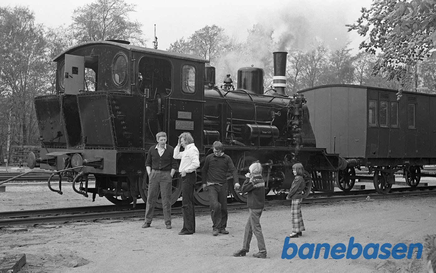 Rangering med ØSJS 7 og gammel personvogn fra SFJ i Rungsted Rangering med ØSJS 7 og gammel personvogn fra SFJ i Rungsted