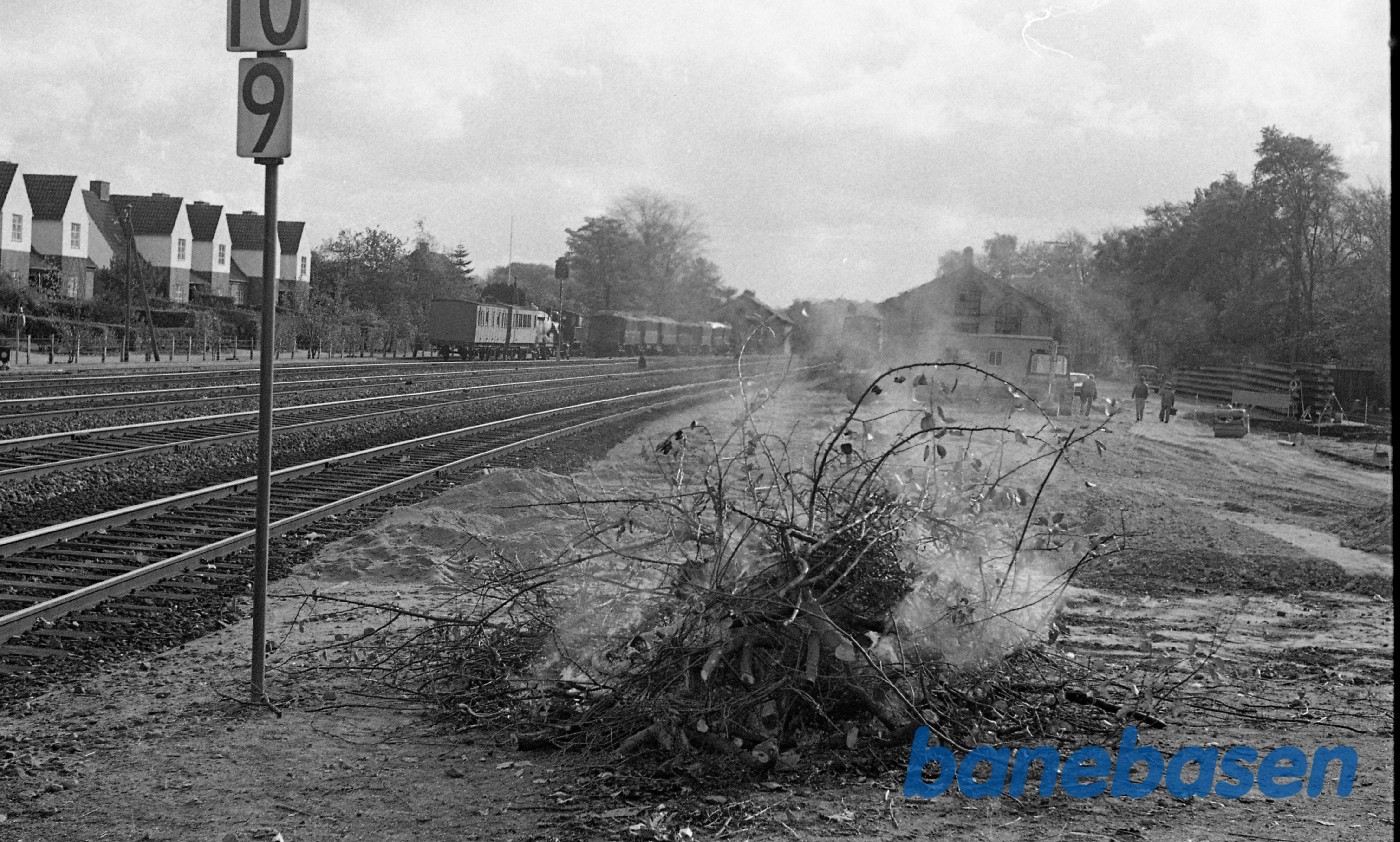 Afbrænding af haveaffald på Rungsted station, landsiden Afbrænding af haveaffald på Rungsted station, landsiden
