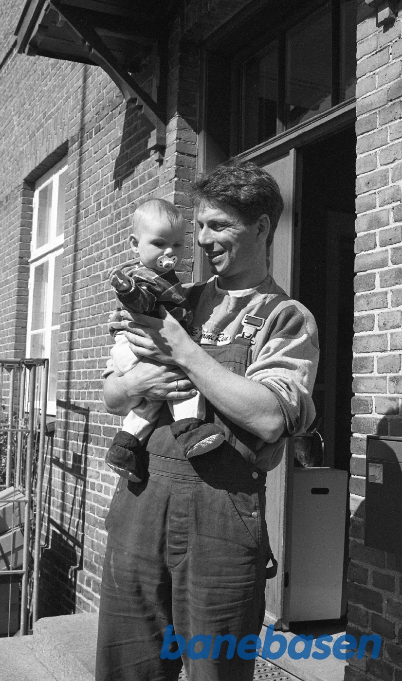 Søren med barn foran Græsted station Søren med barn foran Græsted station
