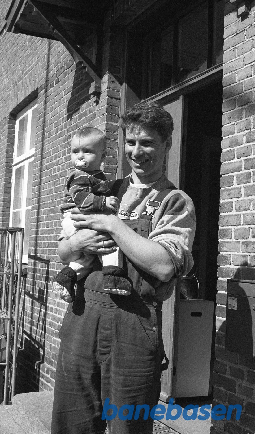 Søren med barn foran Græsted station Søren med barn foran Græsted station