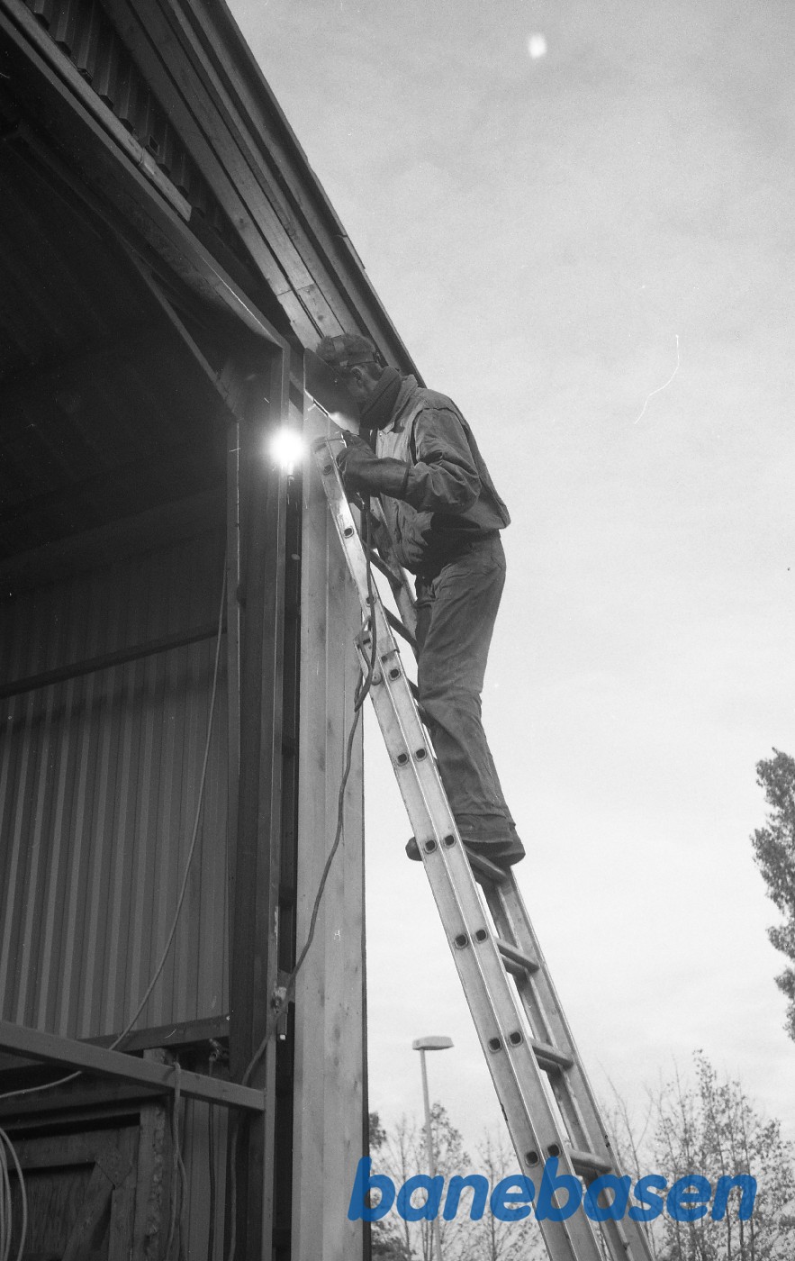 Græsted vognhal, svejsning af hængsler på port i spor 13 syd Græsted vognhal, svejsning af hængsler på port i spor 13 syd