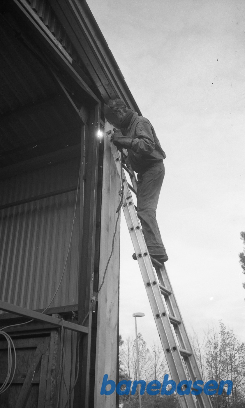 Græsted vognhal, svejsning af hængsler på port i spor 13 syd Græsted vognhal, svejsning af hængsler på port i spor 13 syd