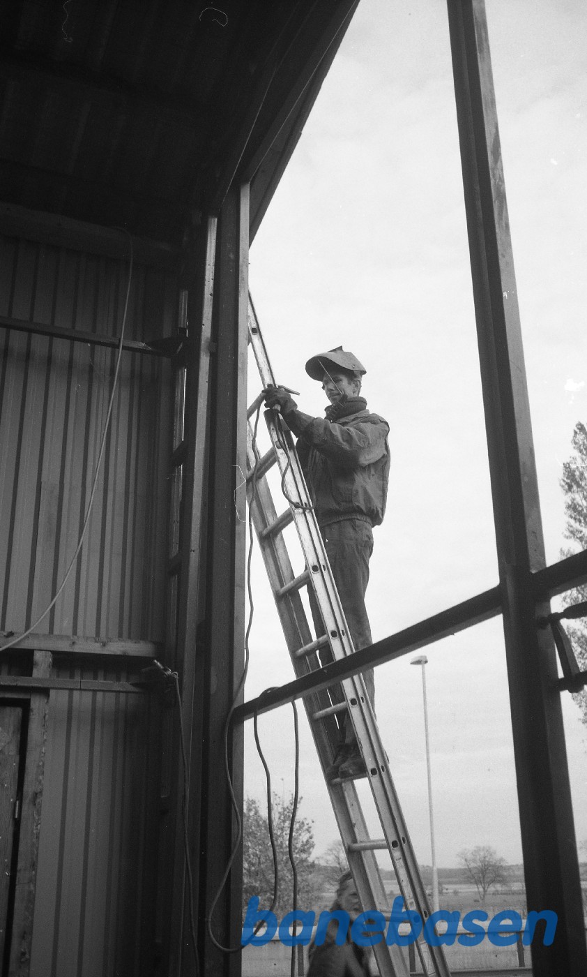 Græsted vognhal, svejsning af hængsler på port i spor 13 syd Græsted vognhal, svejsning af hængsler på port i spor 13 syd