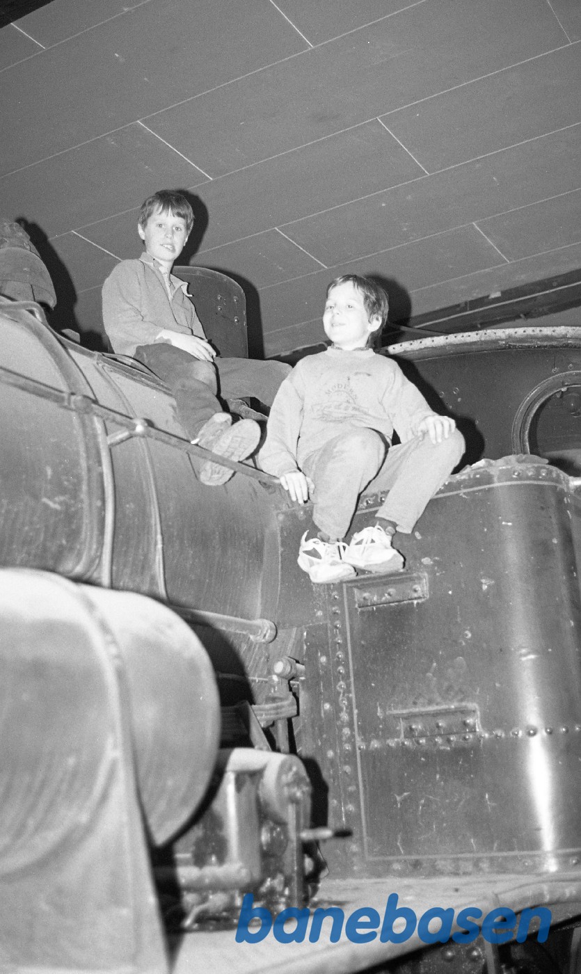 To børn sidder på ØG 1 i værkstedet i Græsted To børn sidder på ØG 1 i værkstedet i Græsted