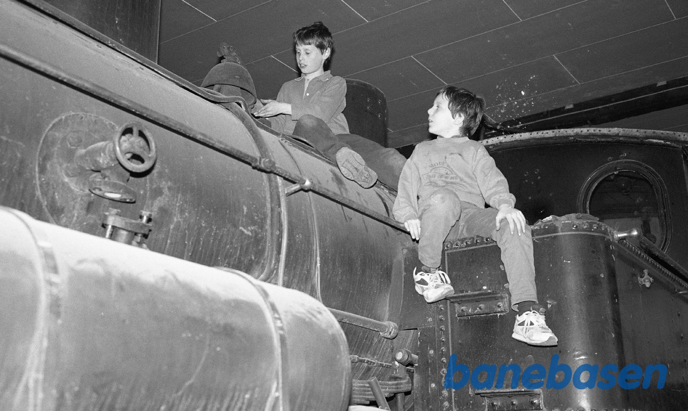 To børn sidder på ØG 1 i værkstedet i Græsted To børn sidder på ØG 1 i værkstedet i Græsted