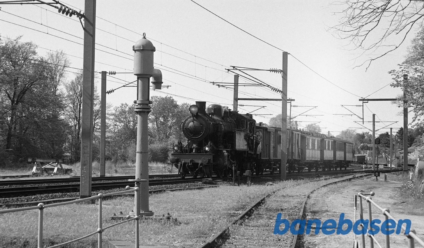 S 1307 med veterantog rangerer i Rungsted S 1307 med veterantog rangerer i Rungsted