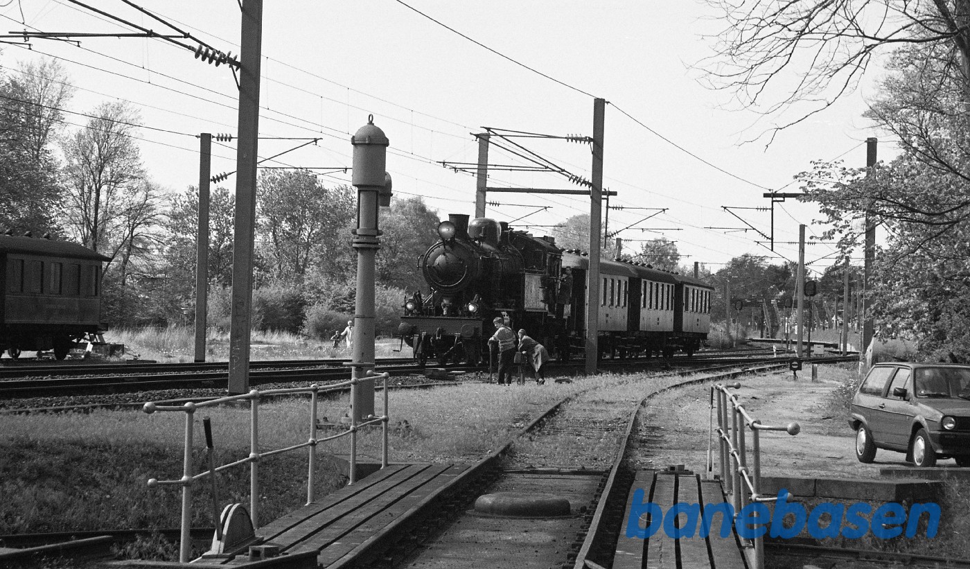 S 1307 med veterantog rangerer i Rungsted S 1307 med veterantog rangerer i Rungsted