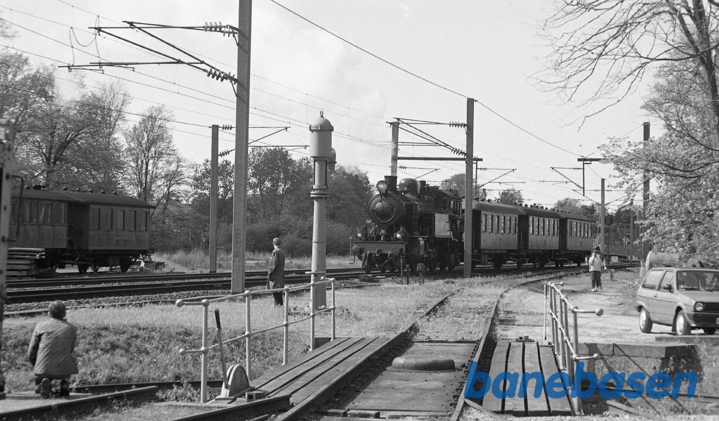 S 1307 med veterantog rangerer i Rungsted S 1307 med veterantog rangerer i Rungsted