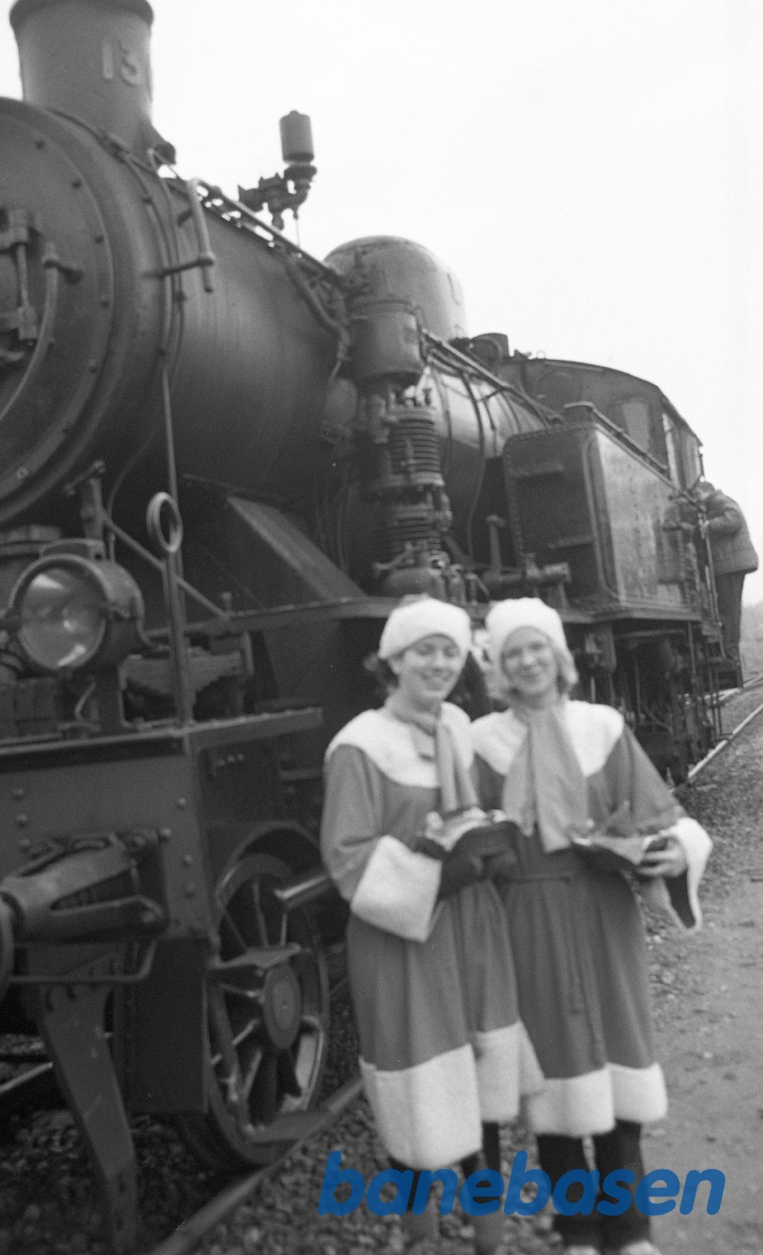 To nissepiger foran 1307 To nissepiger foran 1307