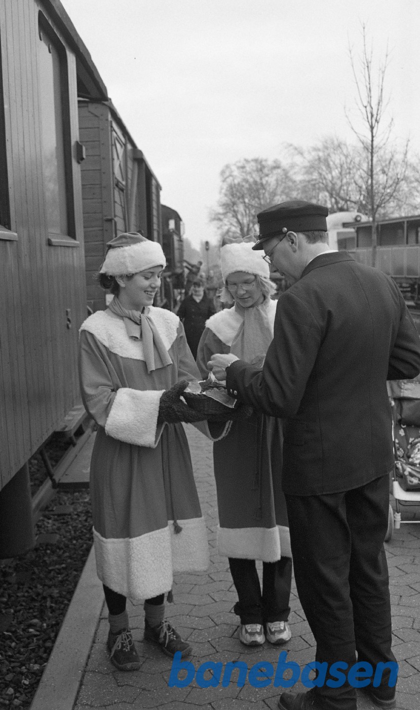 To nissepiger på perron i Græsted To nissepiger på perron i Græsted