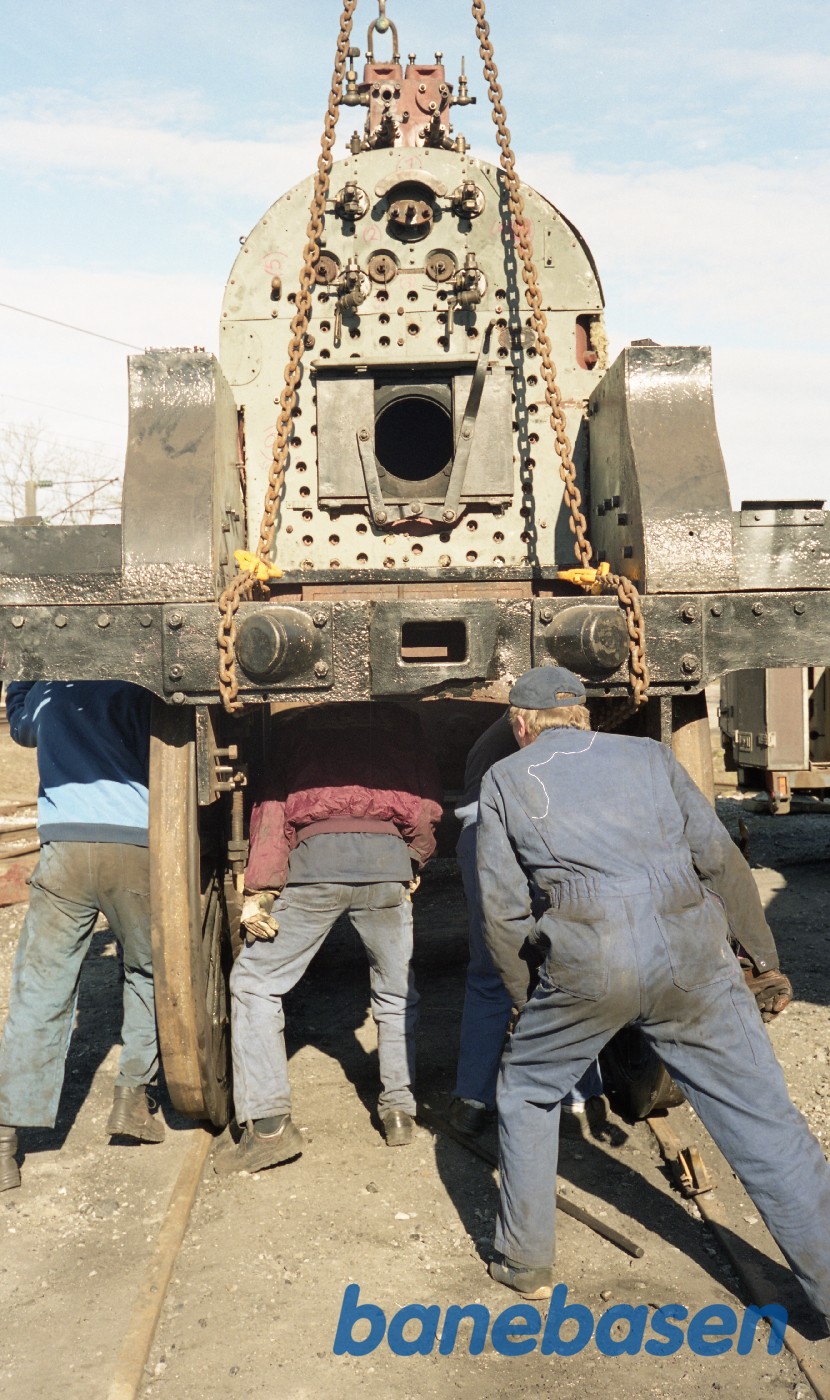 Kedlen/maskinen løftes på K 582 i Rungsted Kedlen/maskinen løftes på K 582 i Rungsted