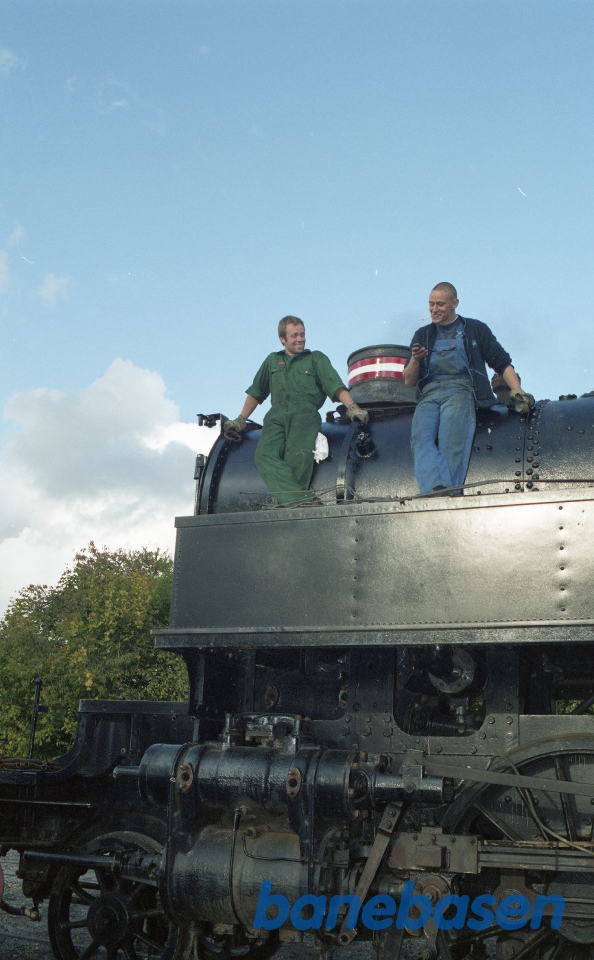 Benjamin og Kåre sidder på kedlen af S 740 i Rungsted Benjamin og Kåre sidder på kedlen af S 740 i Rungsted