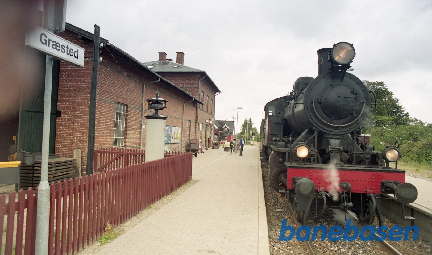 S 1307 med tog i Græsted S 1307 med tog i Græsted