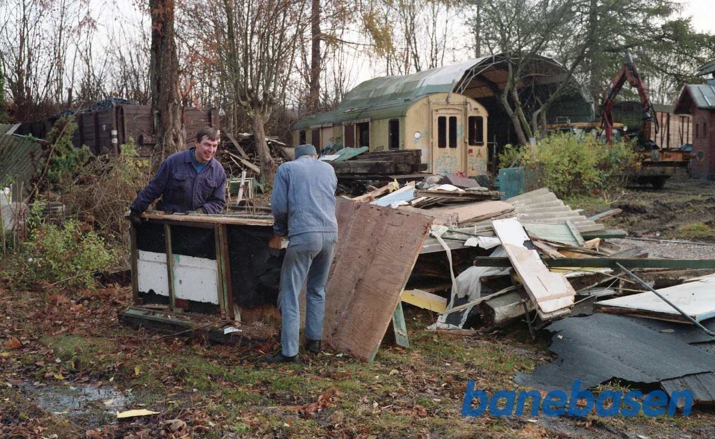 Oprydning udenfor remisen i Rungsted Oprydning udenfor remisen i Rungsted