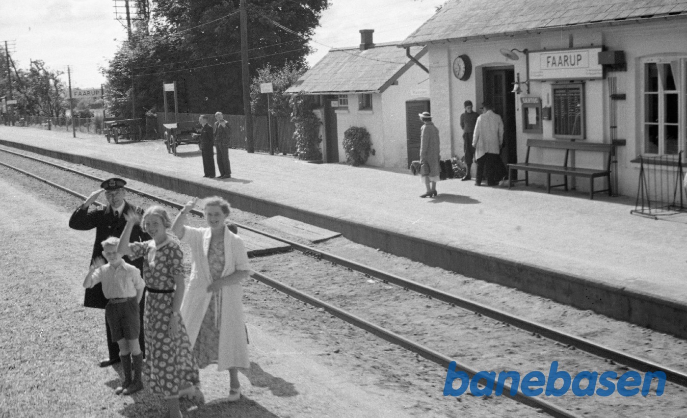 Familie på Faarup Station Familie på Faarup Station
