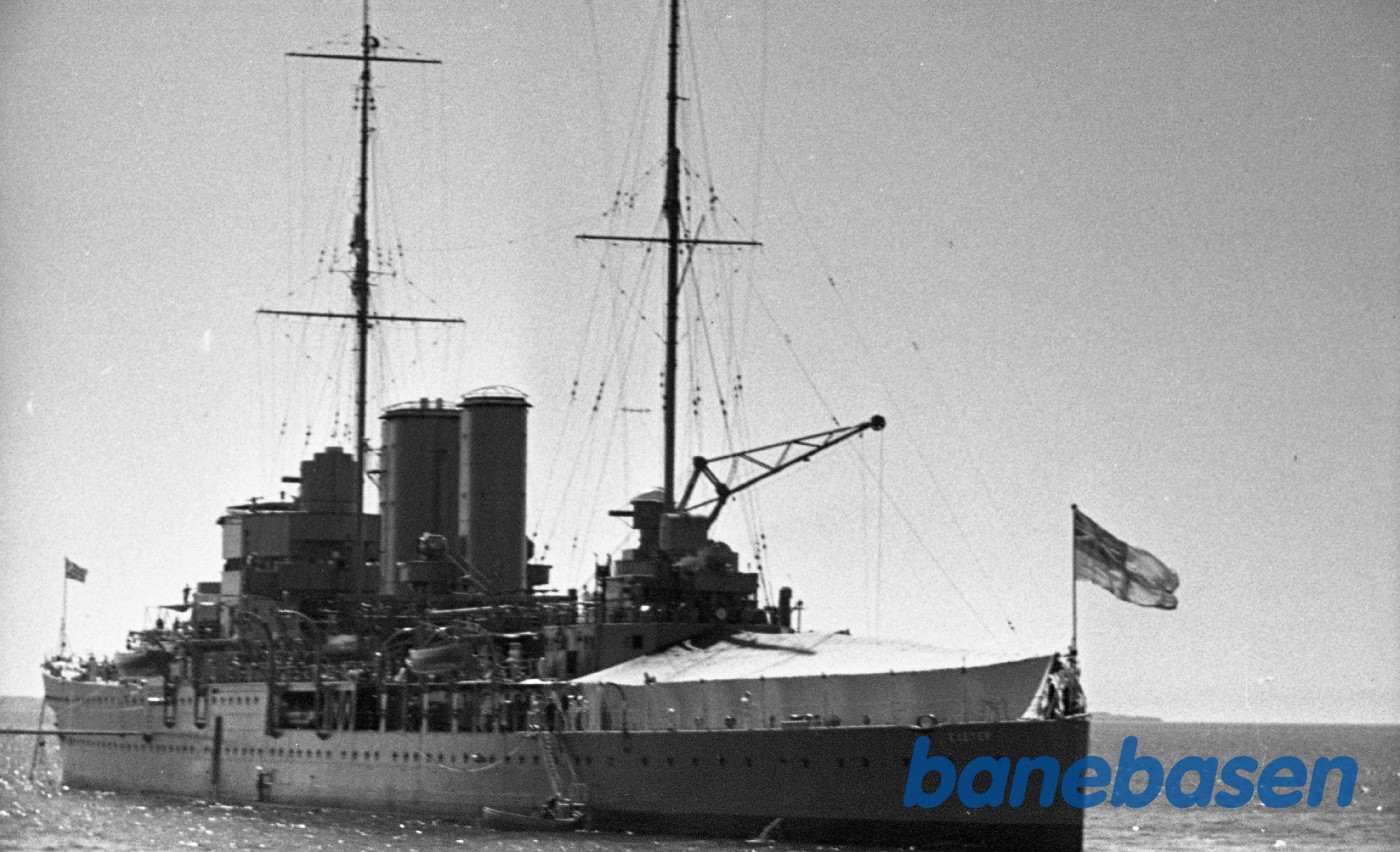 Skibet er den britiske sværkrydser HMS EXETER, 1931 - 1942. HMS EXETER deltog bl.a. i kampen med det tyske lommeslagskib GRAF SPEE, og som blev sænket af japanerne i slaget i Java Sea Skibet er den britiske sværkrydser HMS EXETER, 1931 - 1942. HMS EXETER deltog bl.a. i kampen med det tyske lommeslagskib GRAF SPEE, og som blev sænket af japanerne i slaget i Java Sea