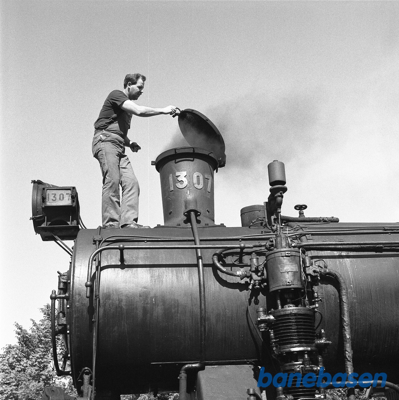 Frank Olesch står ved skorstenen på 1307 Frank Olesch står ved skorstenen på 1307